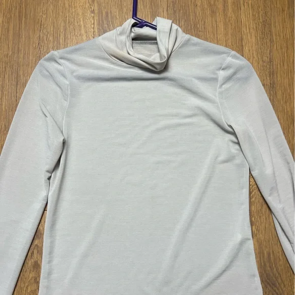 Elegant Light Gray Long Sleeve Top - Picture 2 of 3